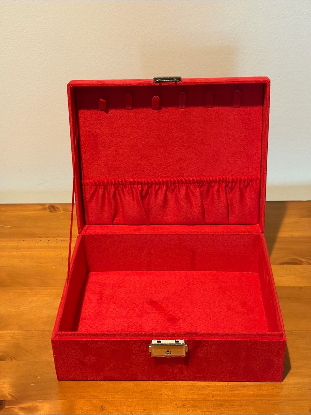 Source Unknown Red Jewelry Organizer Case Flaw Read